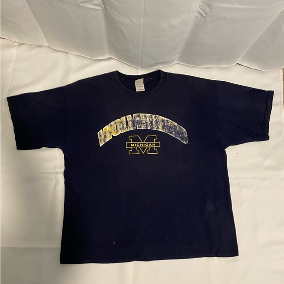 Vintage 90’s Gildan UofM Wolverines T-Shirt - Picture 2 of 4